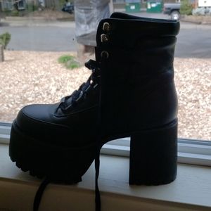 Poster Grl Boots Dolls Kill size 8